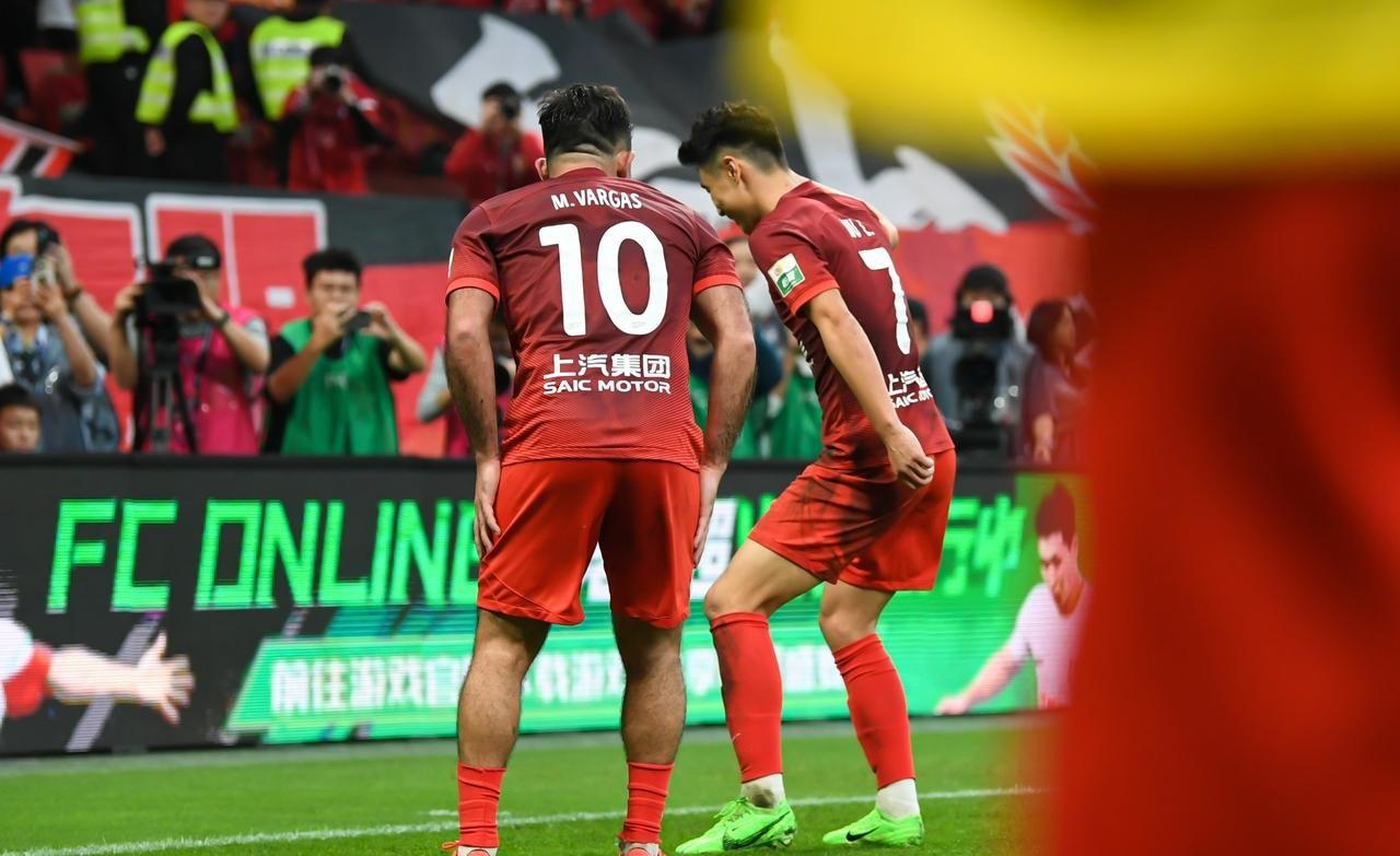 开云体育网址-包含足总杯冲刺阶段再迎强敌，法兰克福篮板制胜，主帅态度——球迷炸锅，轮换策略成焦点的词条